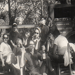 Foto antigua familiar de FH, con camión de venta de sodas