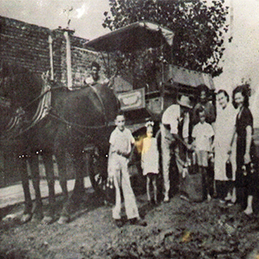 Foto antigua familiar de FH, con caballo como transporte de venta de sodas