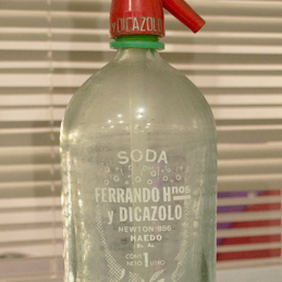 Soda antigua que presenta la marca Ferrando Hnos y Dicazolo