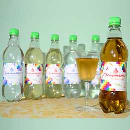 Todas las botellas de la línea Mamasara con un copa servida